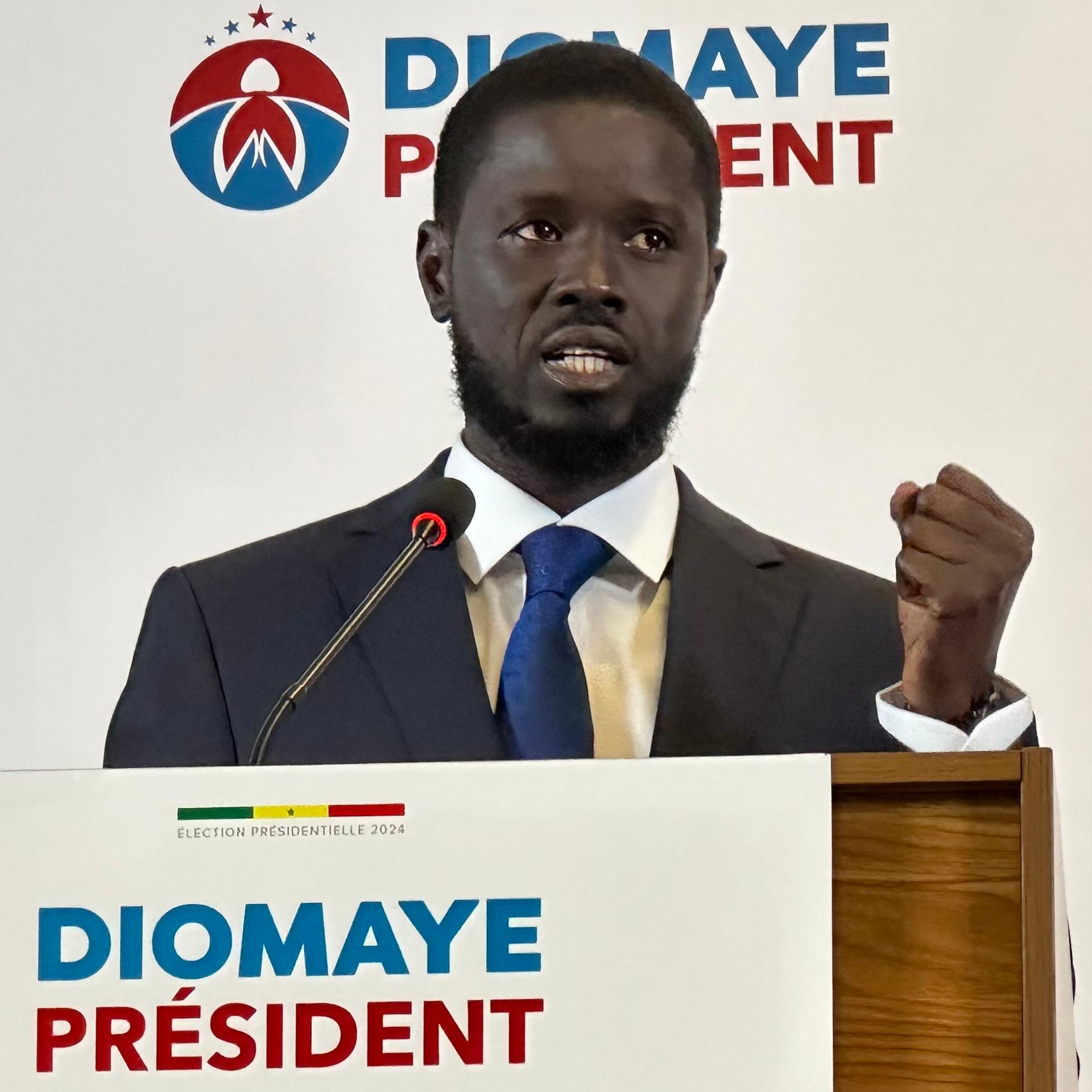 Der in Senegal zum Präsidenten gewählte Politiker Bassirou Diomaye Faye spricht bei seiner ersten Pressekonferenz nach der Wahl.