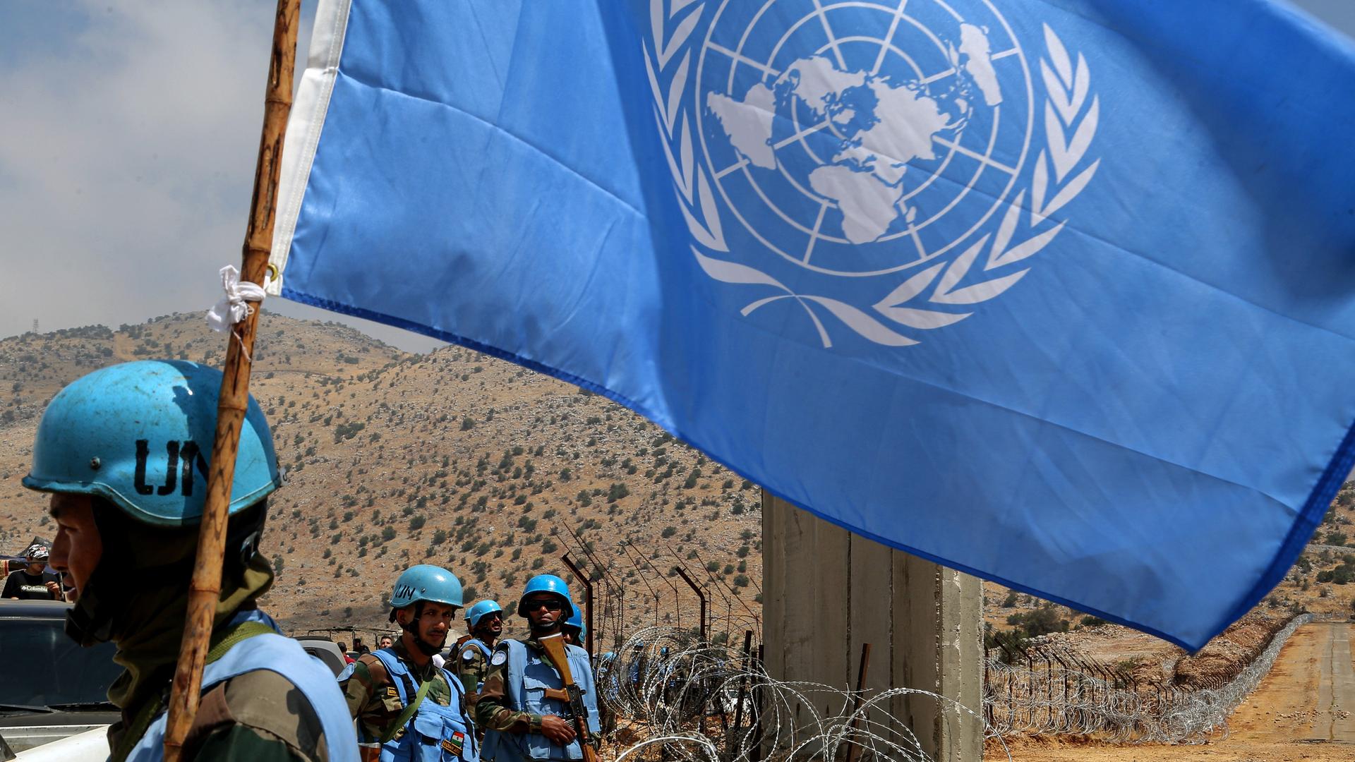 Libanon, Kfrachouba: UNO-Friedenstruppen des indischen Kontingents sichern die libanesische Grenze zu Israel. Libanon, Kfrachouba: UNO-Friedenstruppen des indischen Kontingents sichern die libanesische Grenze zu Israel.