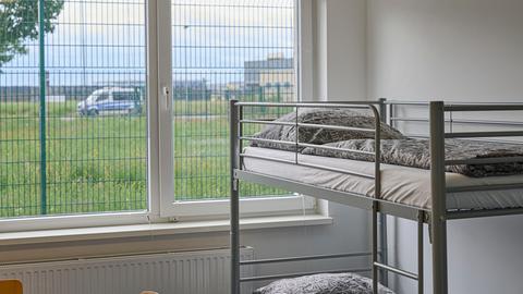 Mehrbettzimmer in der neuen Außengrenzeinrichtung des Landes Brandenburg am BER-Flughafen