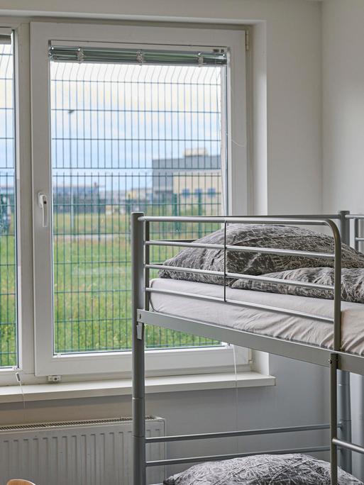 Mehrbettzimmer in der neuen Außengrenzeinrichtung des Landes Brandenburg am BER-Flughafen
