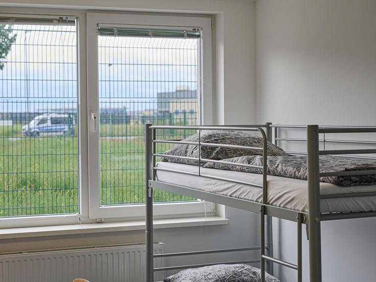 Mehrbettzimmer in der neuen Außengrenzeinrichtung des Landes Brandenburg am BER-Flughafen