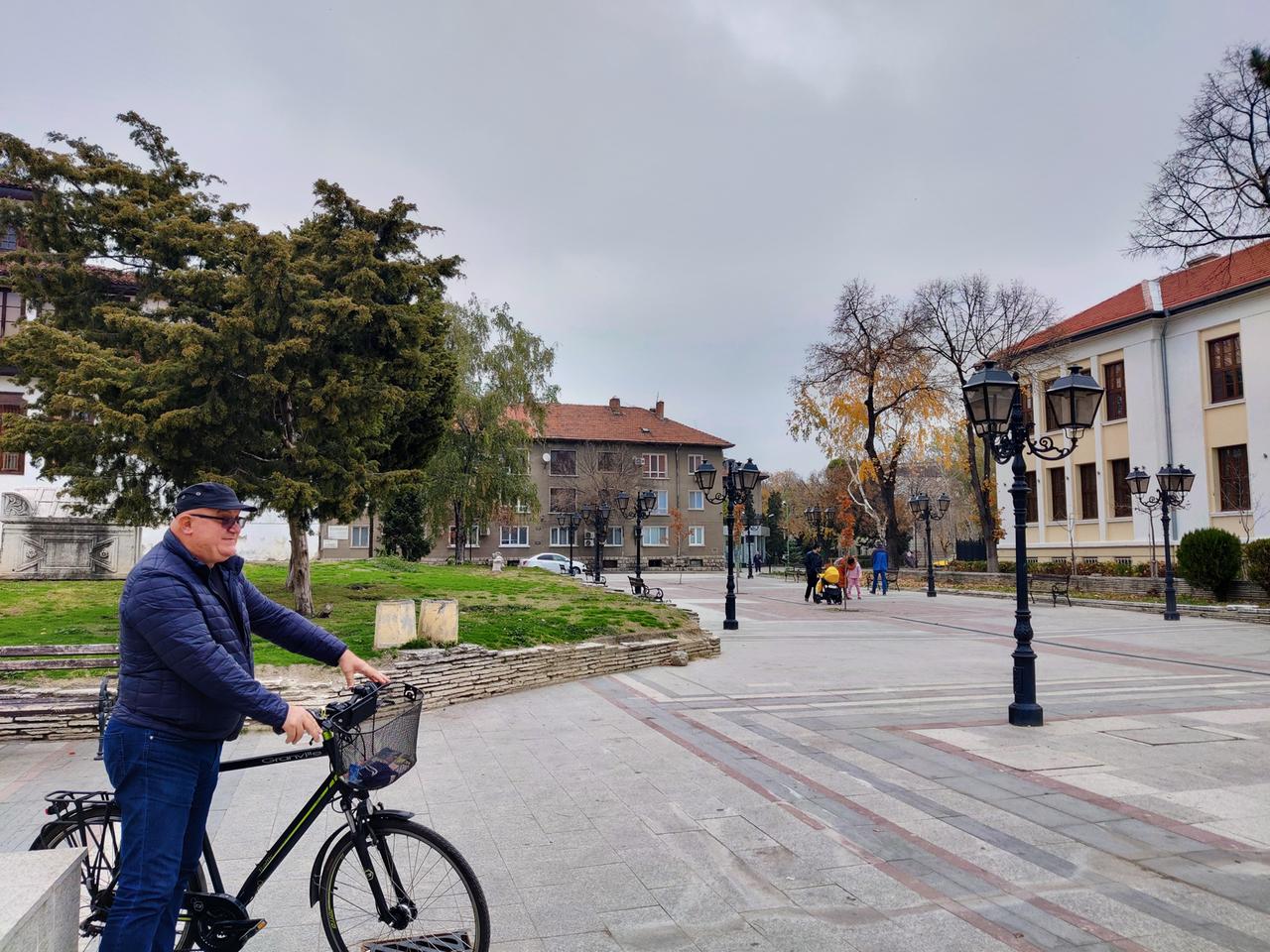 Der Bürgermeister von Vidin, Zvetan Zenkov, mit dem Fahrrad in seiner Stadt.
