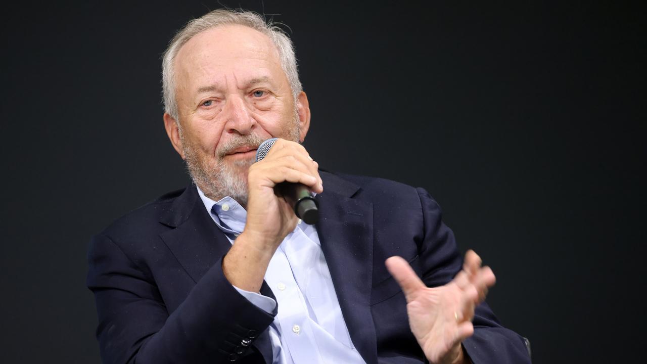Der Ökonom Larry Summers sitzt bei einer Veranstaltung der Arizona State University und spricht in ein Mikrofon.