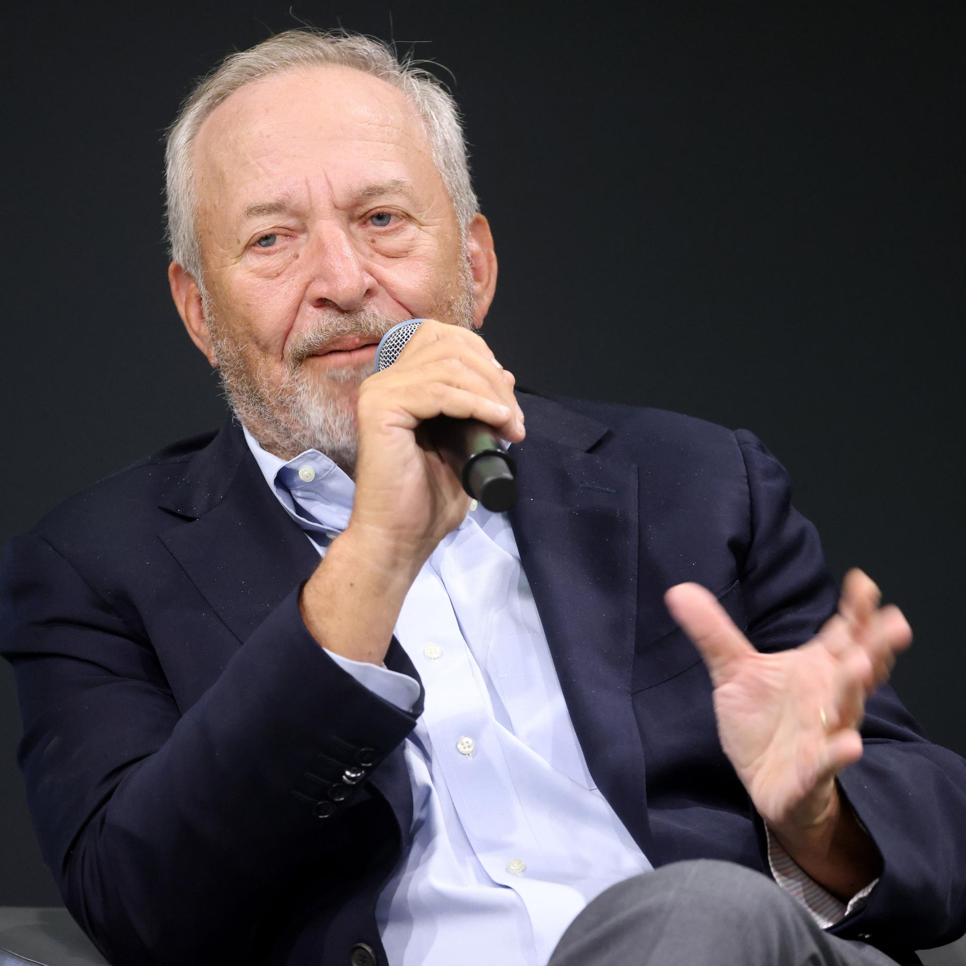 Der Ökonom Larry Summers sitzt bei einer Veranstaltung der Arizona State University und spricht in ein Mikrofon.