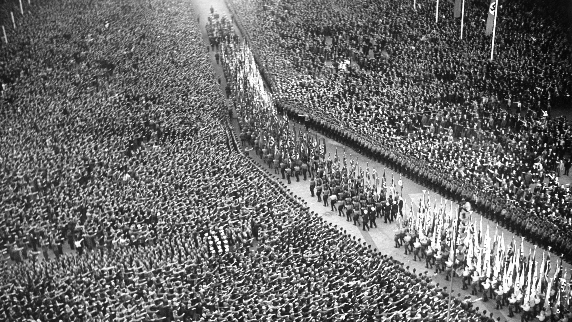 Eine Menschenmenge auf dem Potsdamer Platz in Berlin während der Rede von Adolf Hitler zur sudetendeutschen Frage am 26.09.1938.