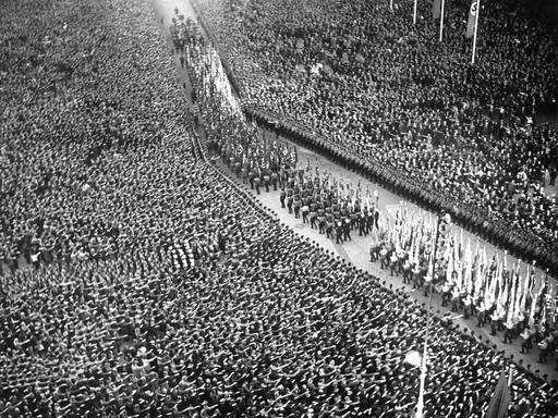 Eine Menschenmenge auf dem Potsdamer Platz in Berlin während der Rede von Adolf Hitler zur sudetendeutschen Frage am 26.09.1938.