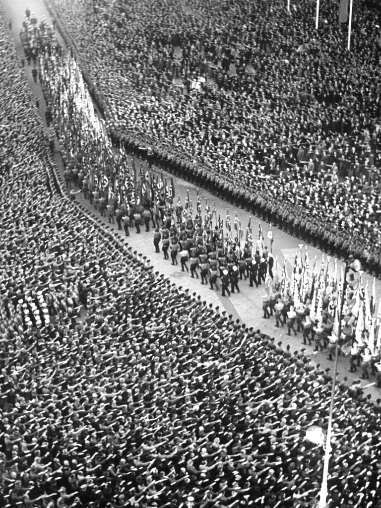 Eine Menschenmenge auf dem Potsdamer Platz in Berlin während der Rede von Adolf Hitler zur sudetendeutschen Frage am 26.09.1938.