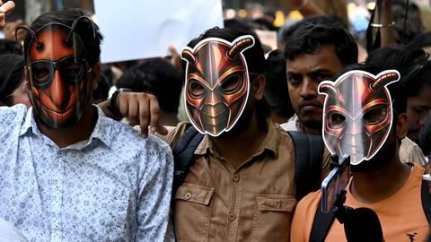 Abhijeet Dipke, Vorsitzender der "Cockroach Janta Party", mit Anhängern während der Proteste am Jantar Mantar am 6. Juni 2026 in Neu-Delhi, Indien. Die jungen Menschen tragen Insektenmasken. Abhijeet Dipke, Vorsitzender der "Cockroach Janta Party", mit Anhängern während der Proteste am Jantar Mantar am 6. Juni 2026 in Neu-Delhi, Indien. Die jungen Menschen tragen Insektenmasken.