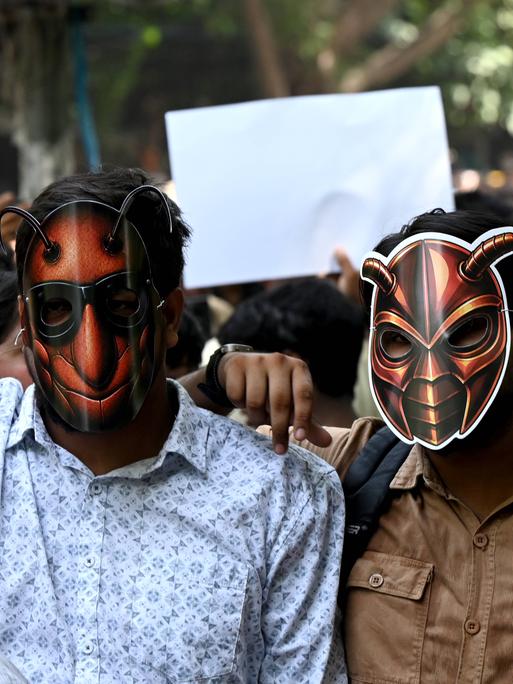 Abhijeet Dipke, Vorsitzender der "Cockroach Janta Party", mit Anhängern während der Proteste am Jantar Mantar am 6. Juni 2026 in Neu-Delhi, Indien. Die jungen Menschen tragen Insektenmasken.