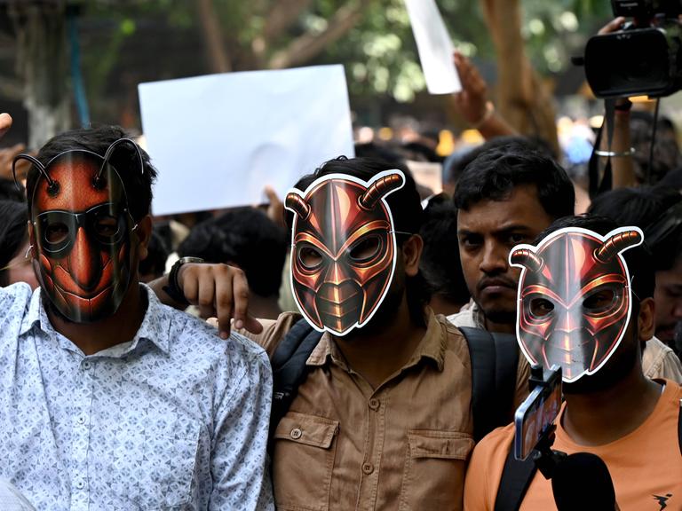 Abhijeet Dipke, Vorsitzender der "Cockroach Janta Party", mit Anhängern während der Proteste am Jantar Mantar am 6. Juni 2026 in Neu-Delhi, Indien. Die jungen Menschen tragen Insektenmasken.