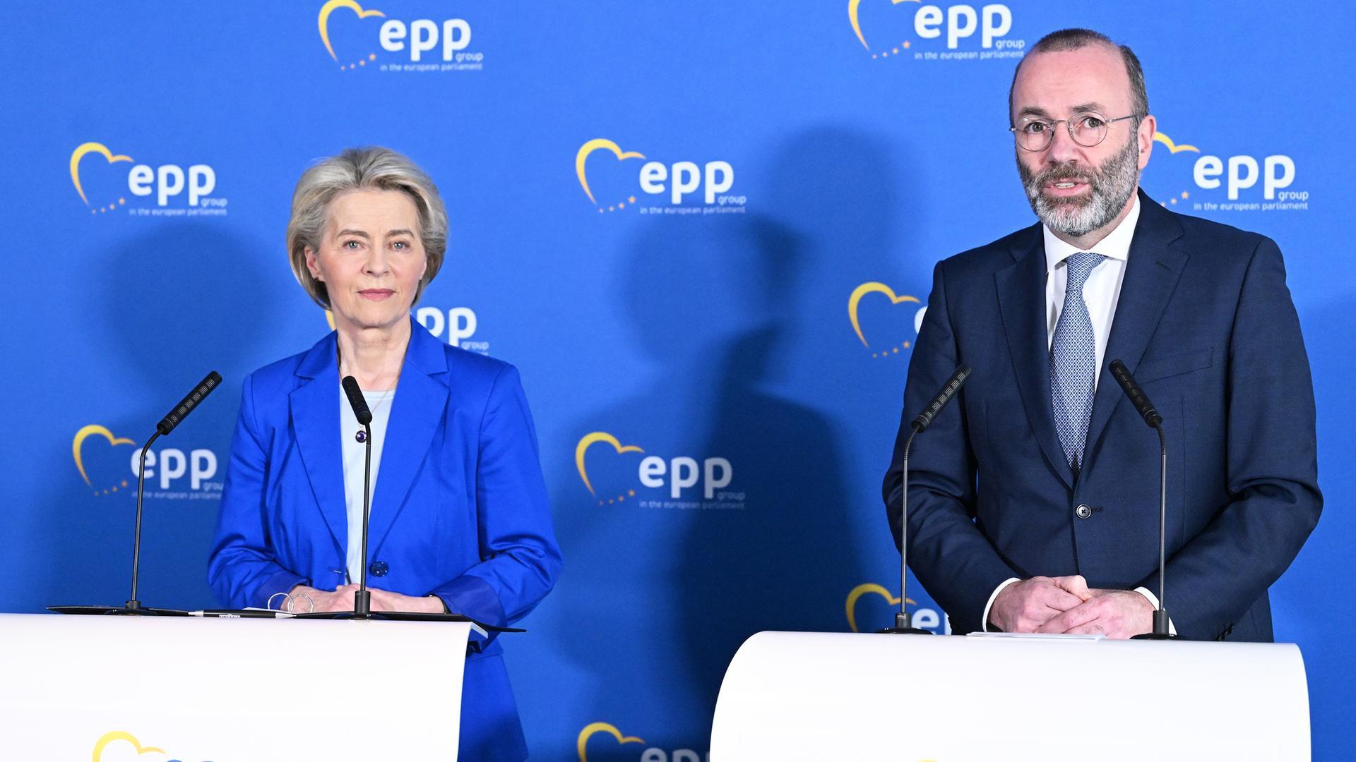 Die Präsidentin der Europäischen Kommission Ursula von der Leyen und der Vorsitzende der Europäischen Volkspartei (EVP) Manfred Weber stehen bei einer gemeinsamen Pressekonferenz im Europäischen Parlament am 21. Februar 2023 in Brüssel, Belgien.