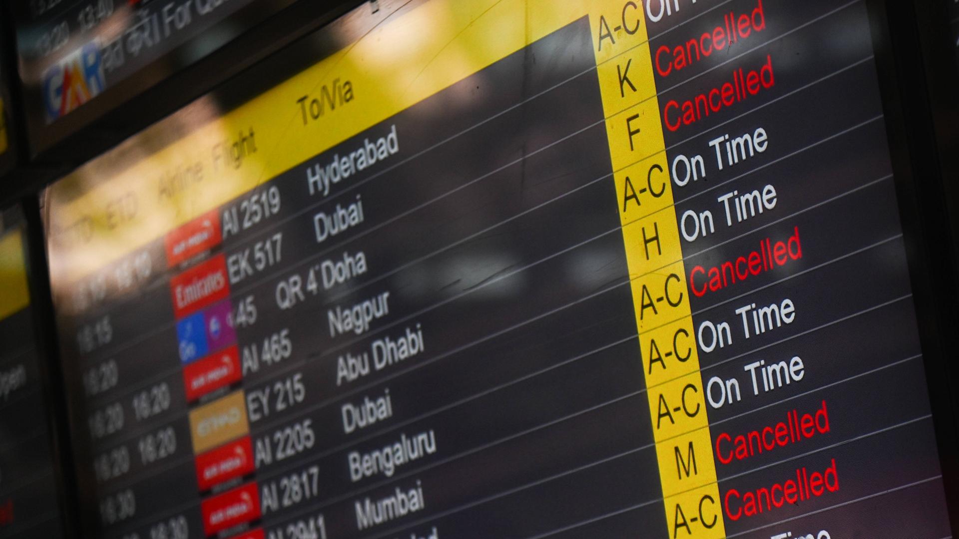 Blick auf eine Anzeigetafel am Flughafen. Flüge unter anderem nach Dubai und Doha werden als gestrichen angezeigt. Blick auf eine Anzeigetafel am Flughafen. Flüge unter anderem nach Dubai und Doha werden als gestrichen angezeigt.