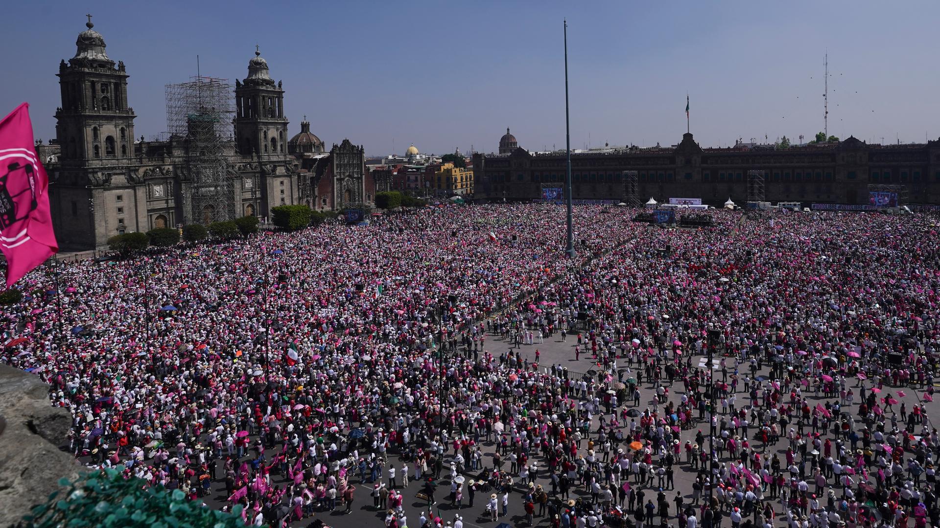 Tausende Demonstranten auf einem großen Platz in Mexiko-Stadt