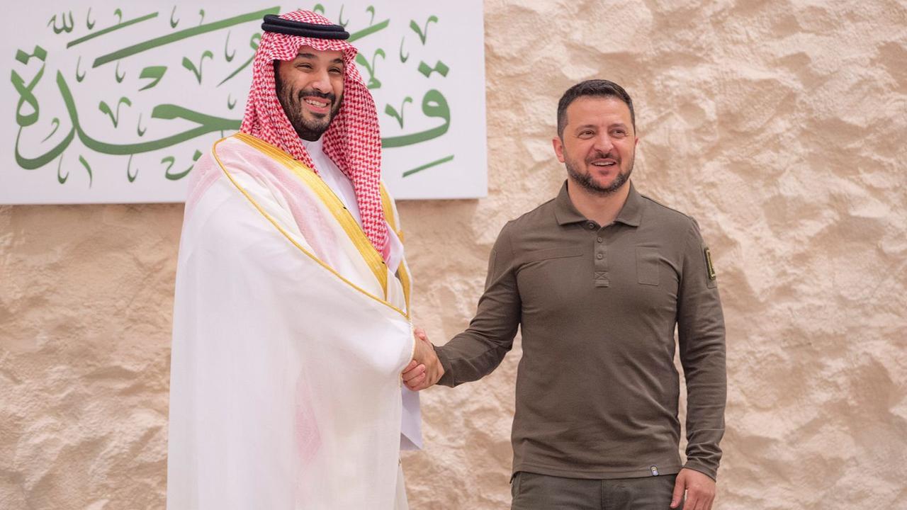 Ukrainischer Präsident Wolodymyr Selenskyj mit dem saudi-arabischen Kronprinzen Mohammed bin Salman al-Saud beim Gipfeltreffen der Arabischen Liga in Dschidda Ukrainischer Präsident Wolodymyr Selenskyj mit dem saudi-arabischen Kronprinzen Mohammed bin Salman al-Saud beim Gipfeltreffen der Arabischen Liga in Dschidda