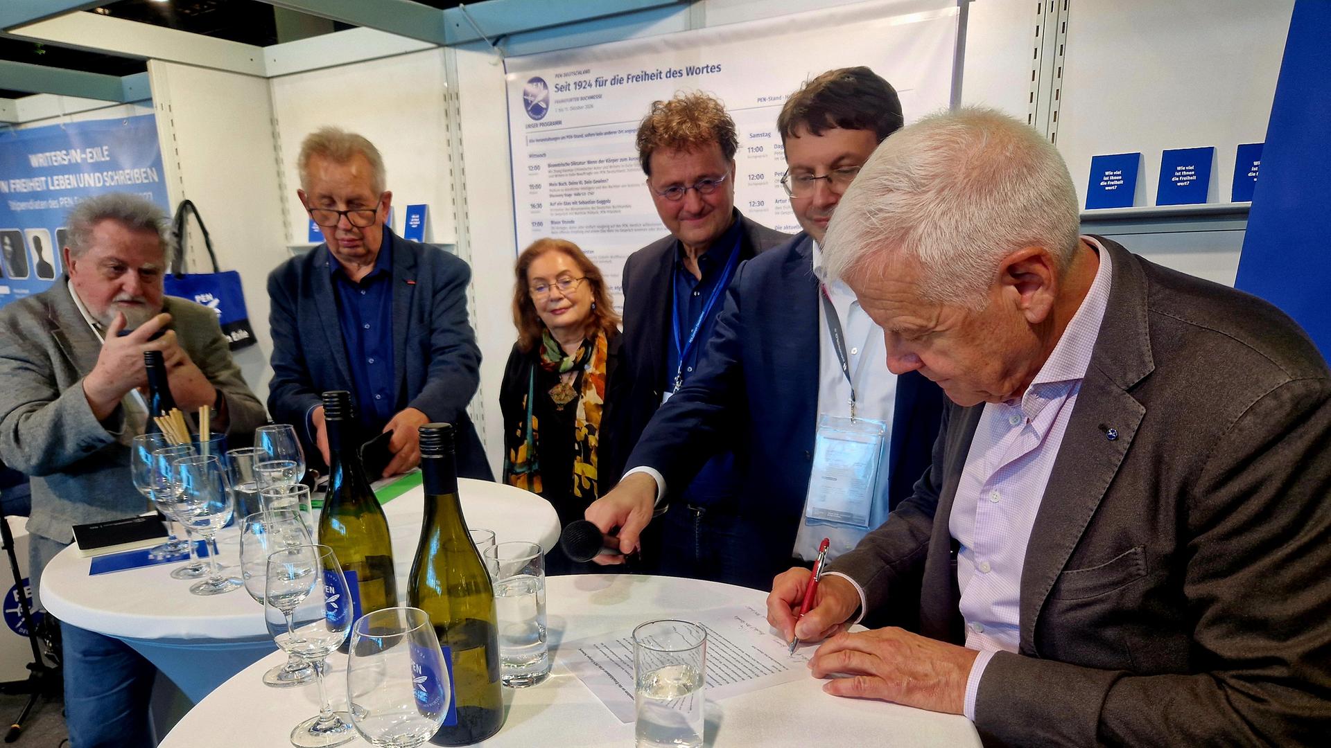 PEN Deutschland plant gemeinsam mit ihren Partnerorganisationen aus Tschechien und der Slowakei die Gründung eines Netzwerks PEN Europa. Im Bild v.l.n.r.: Milan Richter, Benedikt Dyrlich, Mária Batorová, Michael Landgraf, Vladimír Skalský und Matthias Politycki.