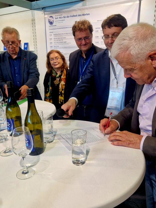 PEN Deutschland plant gemeinsam mit ihren Partnerorganisationen aus Tschechien und der Slowakei die Gründung eines Netzwerks PEN Europa. Im Bild v.l.n.r.: Milan Richter, Benedikt Dyrlich, Mária Batorová, Michael Landgraf, Vladimír Skalský und Matthias Politycki.