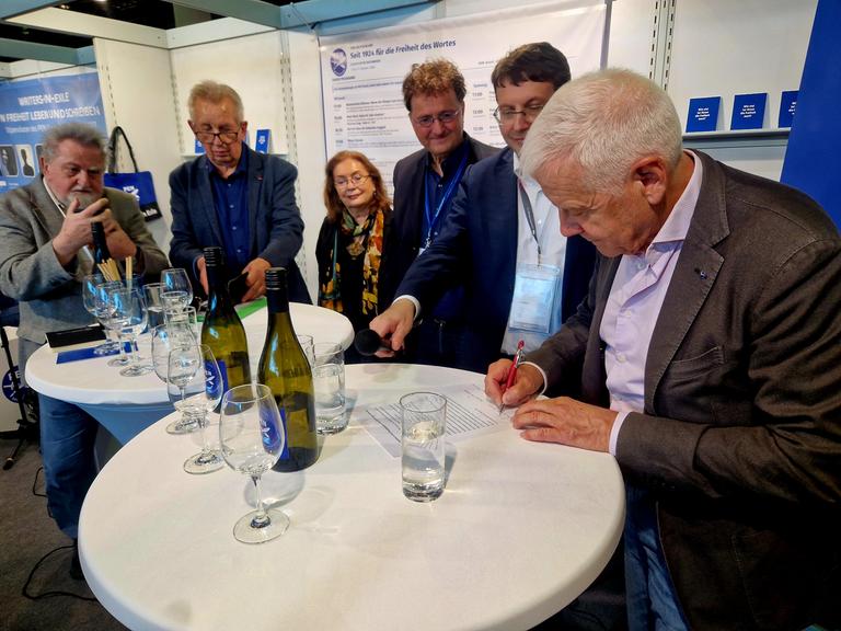 PEN Deutschland plant gemeinsam mit ihren Partnerorganisationen aus Tschechien und der Slowakei die Gründung eines Netzwerks PEN Europa. Im Bild v.l.n.r.: Milan Richter, Benedikt Dyrlich, Mária Batorová, Michael Landgraf, Vladimír Skalský und Matthias Politycki.