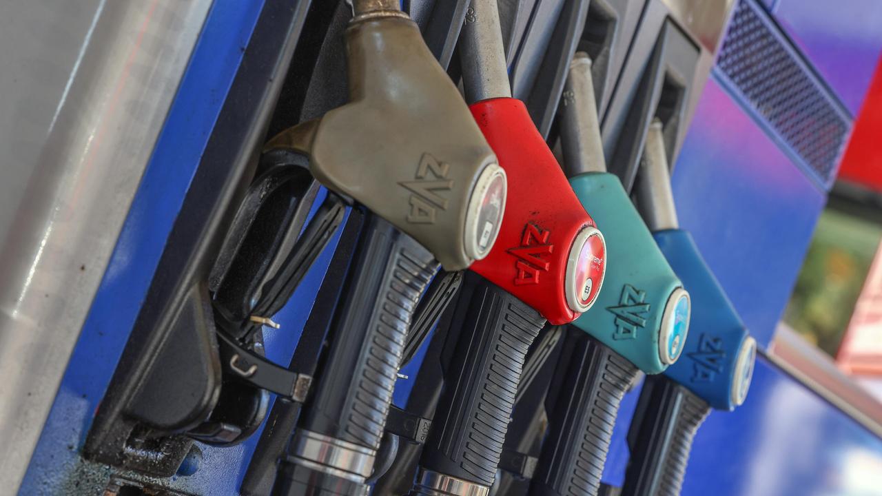 Eine Zapfsäule mit eingehängten Zapfpistolen an einer Esso-Tankstelle in Freudenberg.