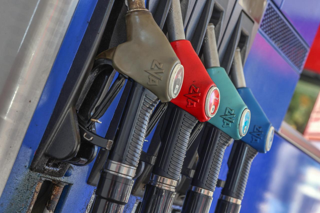 Eine Zapfsäule eingehängten Zapfpistolen an einer Esso-Tankstelle in Freudenberg.