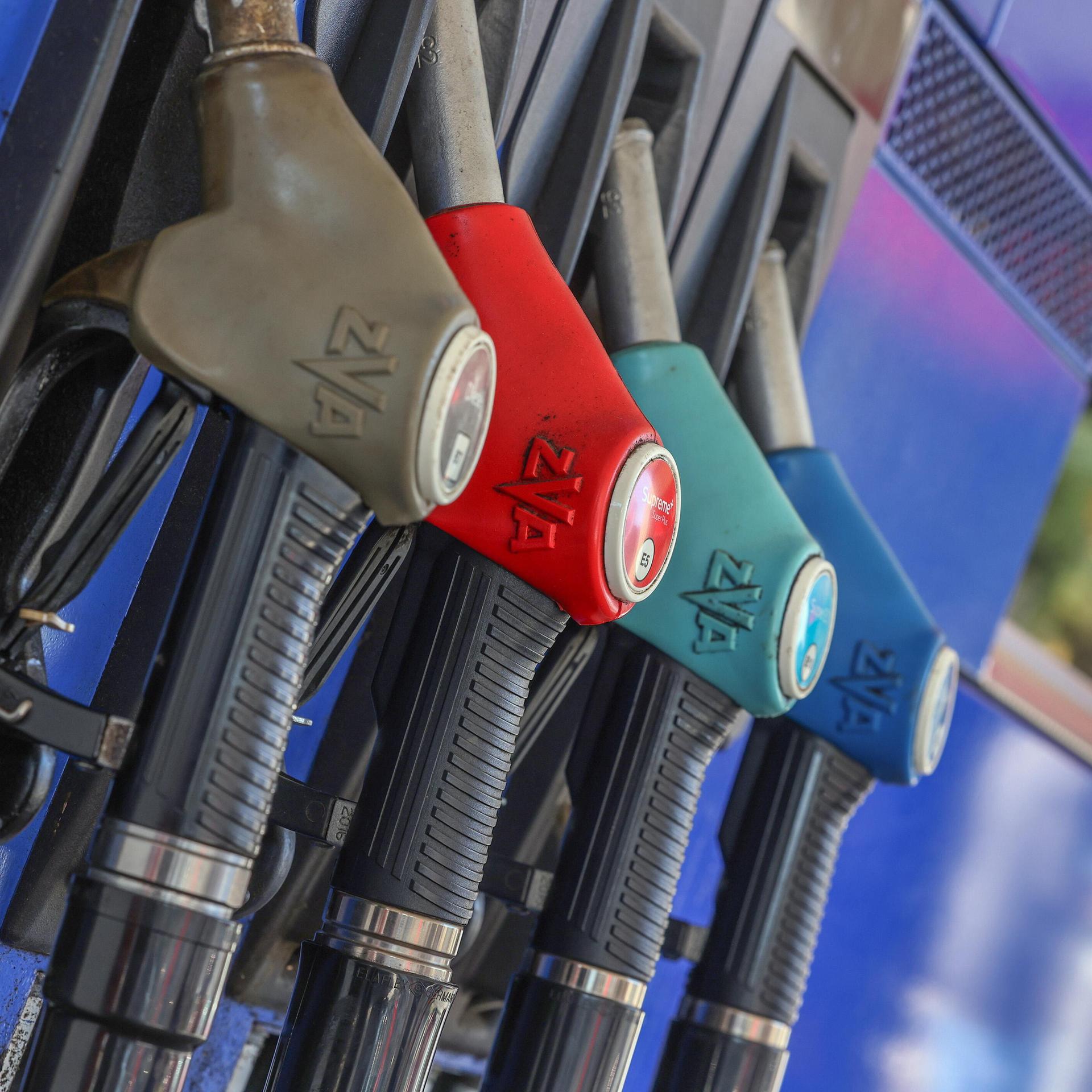 Eine Zapfsäule eingehängten Zapfpistolen an einer Esso-Tankstelle in Freudenberg.
