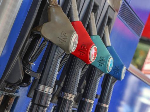 Eine Zapfsäule mit eingehängten Zapfpistolen an einer Esso-Tankstelle in Freudenberg. Eine Zapfsäule mit eingehängten Zapfpistolen an einer Esso-Tankstelle in Freudenberg.