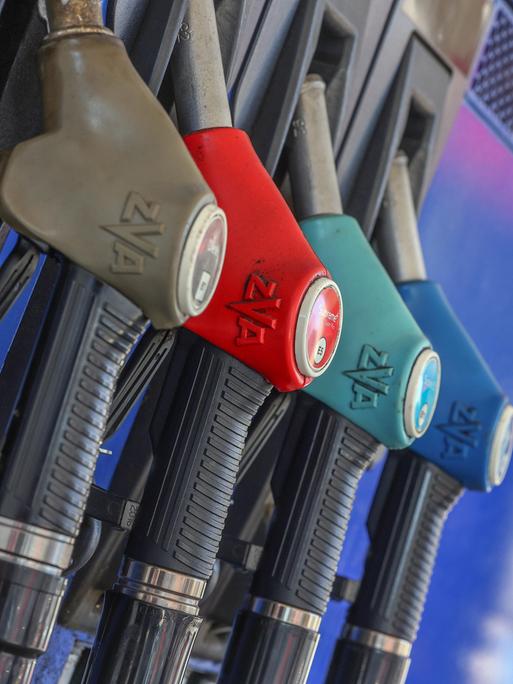 Eine Zapfsäule mit eingehängten Zapfpistolen an einer Esso-Tankstelle in Freudenberg.