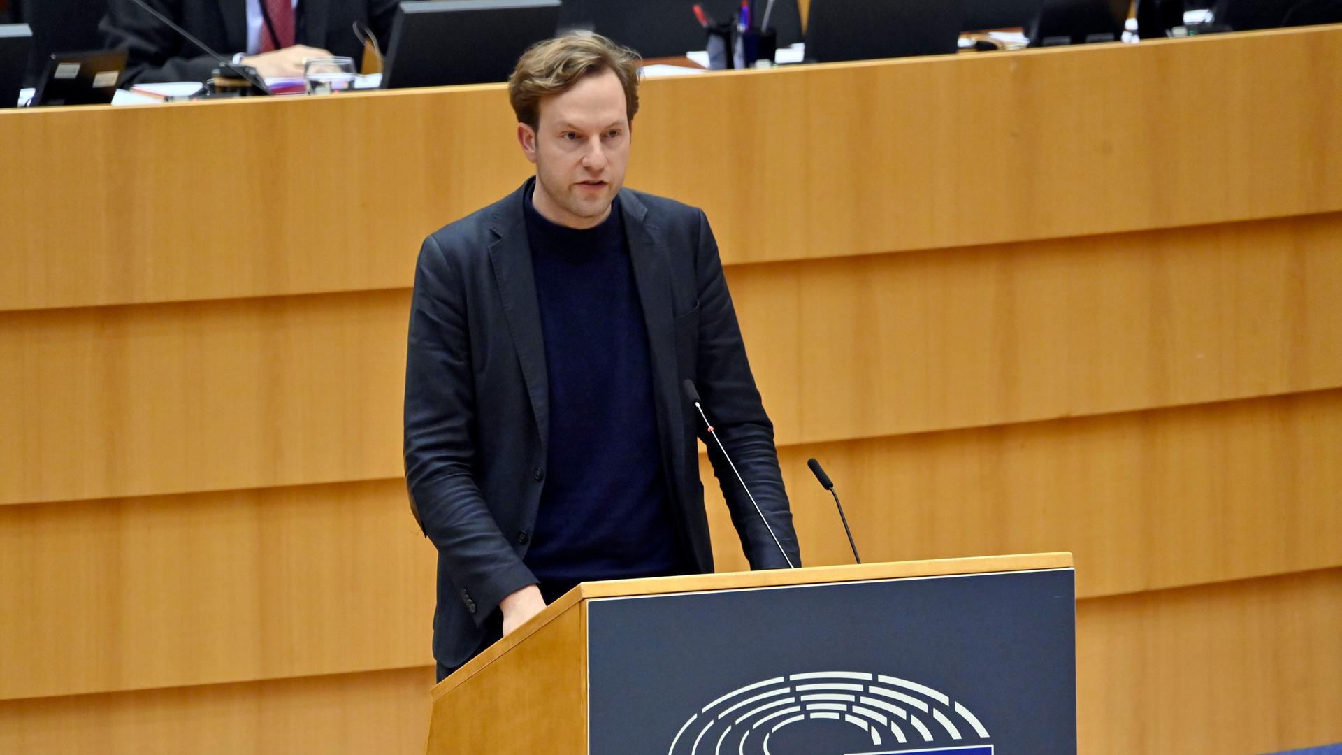 Damian Boeselager bei einer Plenartagung zum REPowerEU-Kapitel in den Aufbau- und Resilienzplänen im EU-Parlament im Plenarsaal des Europäischen Parlaments, Brüssel