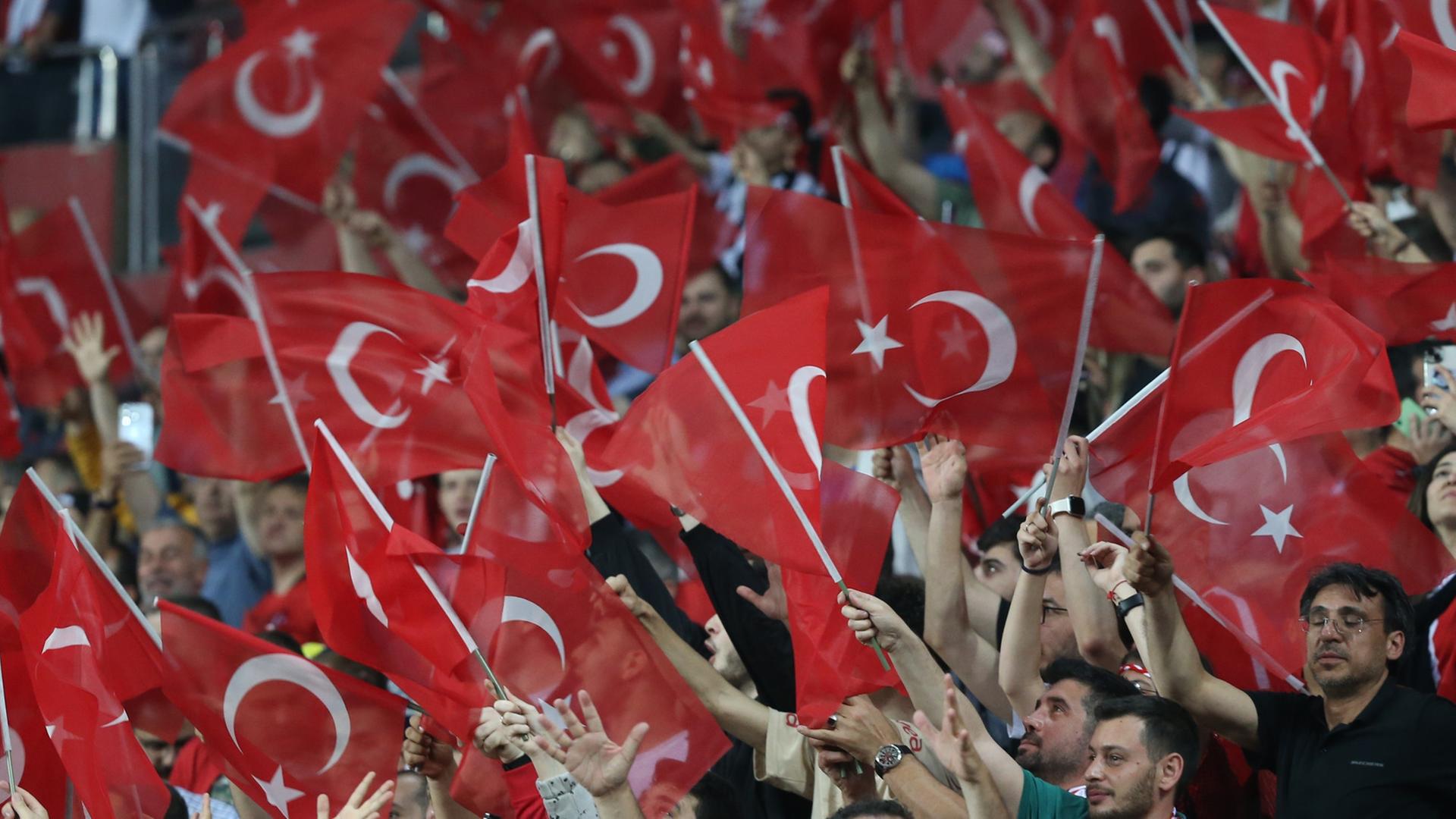 Türkische Fans mit Fahnen beim EM-Qualifikationsspiel gegen Wales in Samsun im Juni 2023