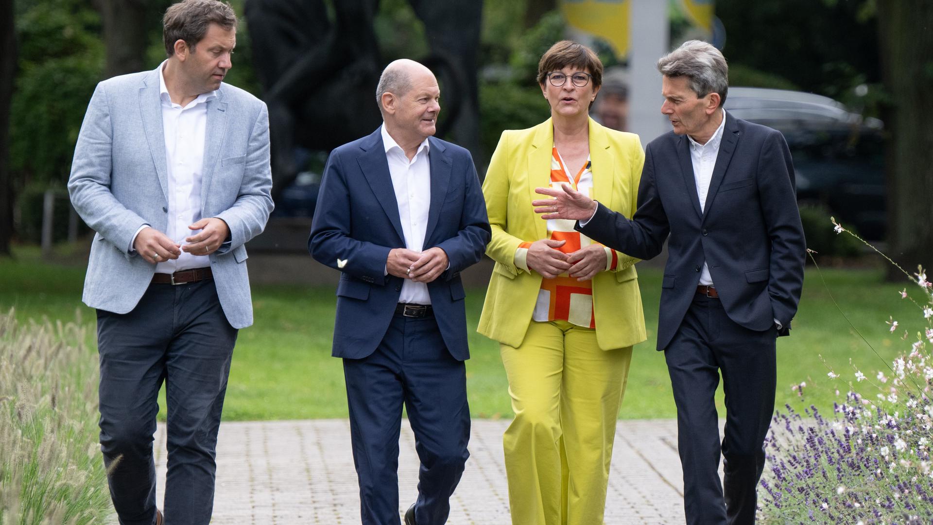 Lars Klingbeil, Bundesvorsitzender der SPD, Bundeskanzler Olaf Scholz (SPD), SPD-Bundesvorsitzende Saskia Esken und Rolf Mützenich, Vorsitzender der SPD-Bundestagsfraktion (VL) kommen zur Klausurtagung SPD-Bundestagsfraktion. Lars Klingbeil, Bundesvorsitzender der SPD, Bundeskanzler Olaf Scholz (SPD), SPD-Bundesvorsitzende Saskia Esken und Rolf Mützenich, Vorsitzender der SPD-Bundestagsfraktion (VL) kommen zur Klausurtagung SPD-Bundestagsfraktion.