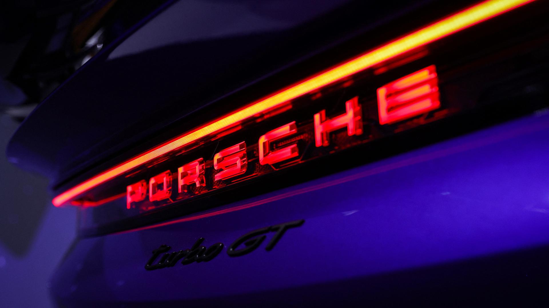 Porsche-Schriftzug an einem Elektrofahrzeug vom Typ Taycan.