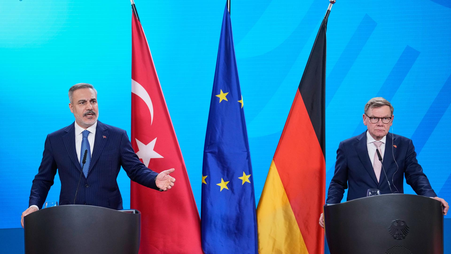 Der türkische Außenminister Hakan Fidan (links) und Bundesaußenminister Johann Wadephul (rechts) sprechen bei einer gemeinsamen Pressekonferenz in Berlin.
