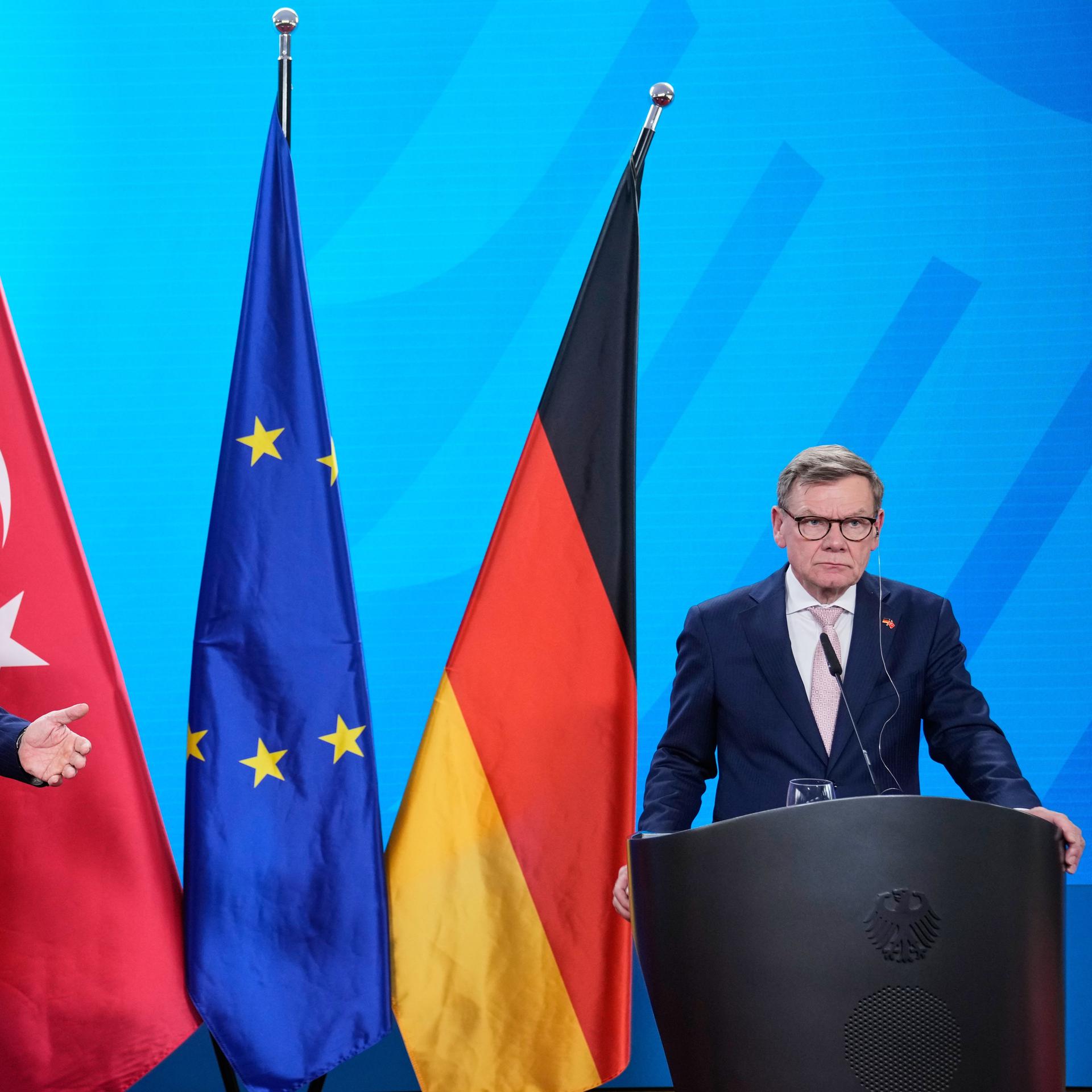 Der türkische Außenminister Hakan Fidan (links) und Bundesaußenminister Johann Wadephul (rechts) sprechen bei einer gemeinsamen Pressekonferenz in Berlin.