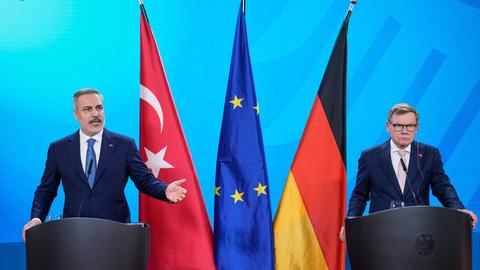 Der türkische Außenminister Hakan Fidan (links) und Bundesaußenminister Johann Wadephul (rechts) sprechen bei einer gemeinsamen Pressekonferenz in Berlin.