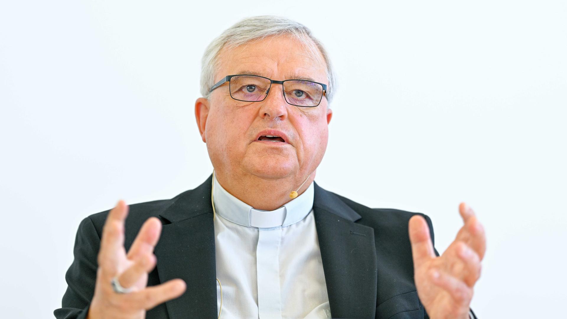 Karl-Heinz Wiesemann, Bischof von Speyer, gestikuliert im Bischöflichen Priesterseminar bei einer Pressekonferenz des Bistums Speyer. Karl-Heinz Wiesemann, Bischof von Speyer, gestikuliert im Bischöflichen Priesterseminar bei einer Pressekonferenz des Bistums Speyer.