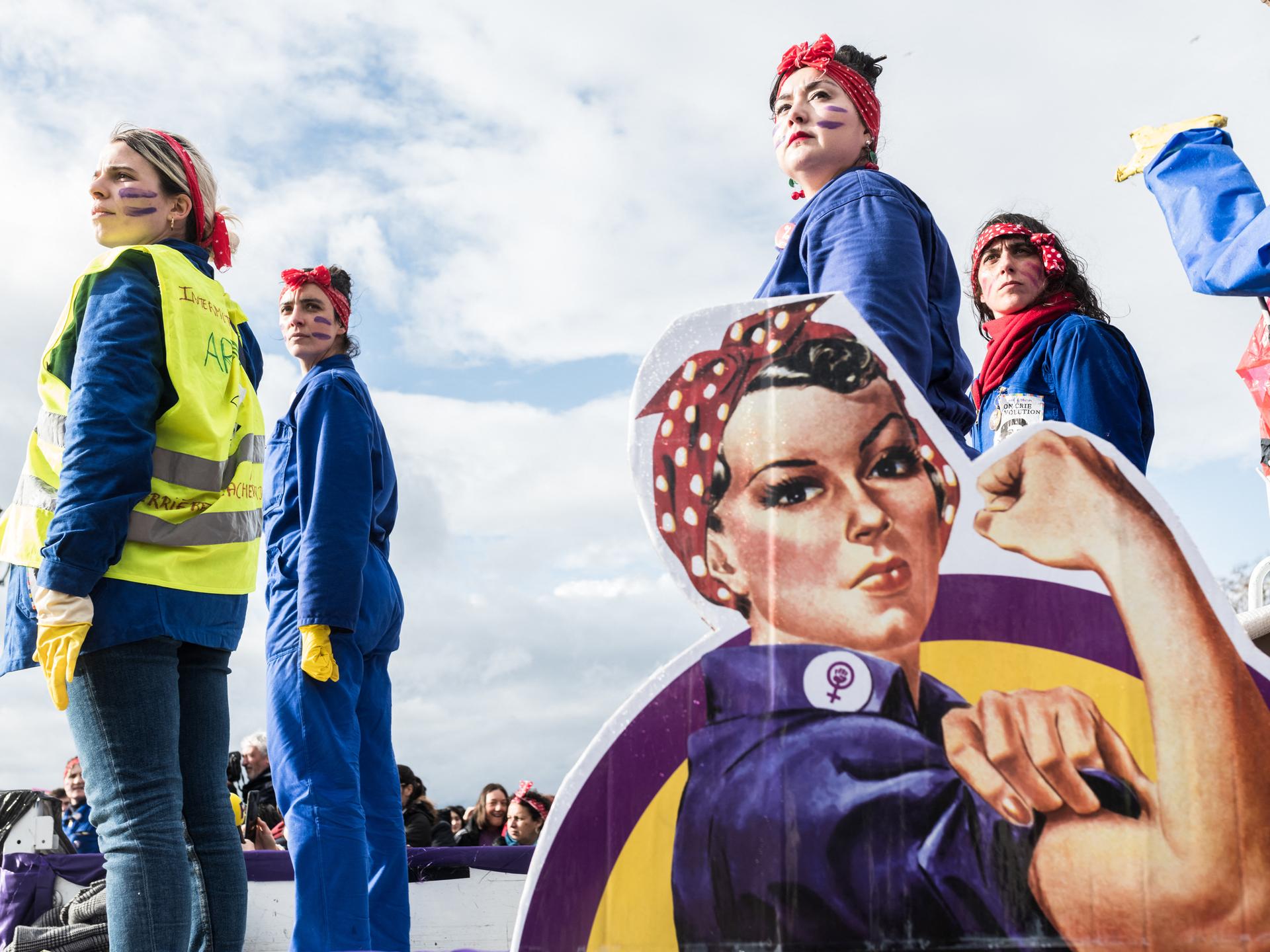 Frauen in der Kleidung von "Rosie the Riveter" während einer Demonstration zum Weltfrauentag 2020 in Paris 