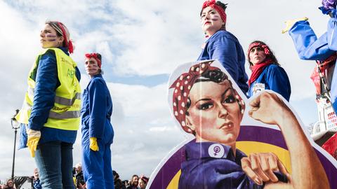 Frauen in der Kleidung von "Rosie the Riveter" während einer Demonstration zum Weltfrauentag 2020 in Paris 