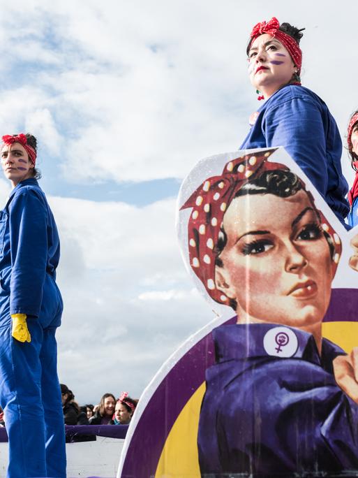 Frauen in der Kleidung von "Rosie the Riveter" während einer Demonstration zum Weltfrauentag 2020 in Paris 
