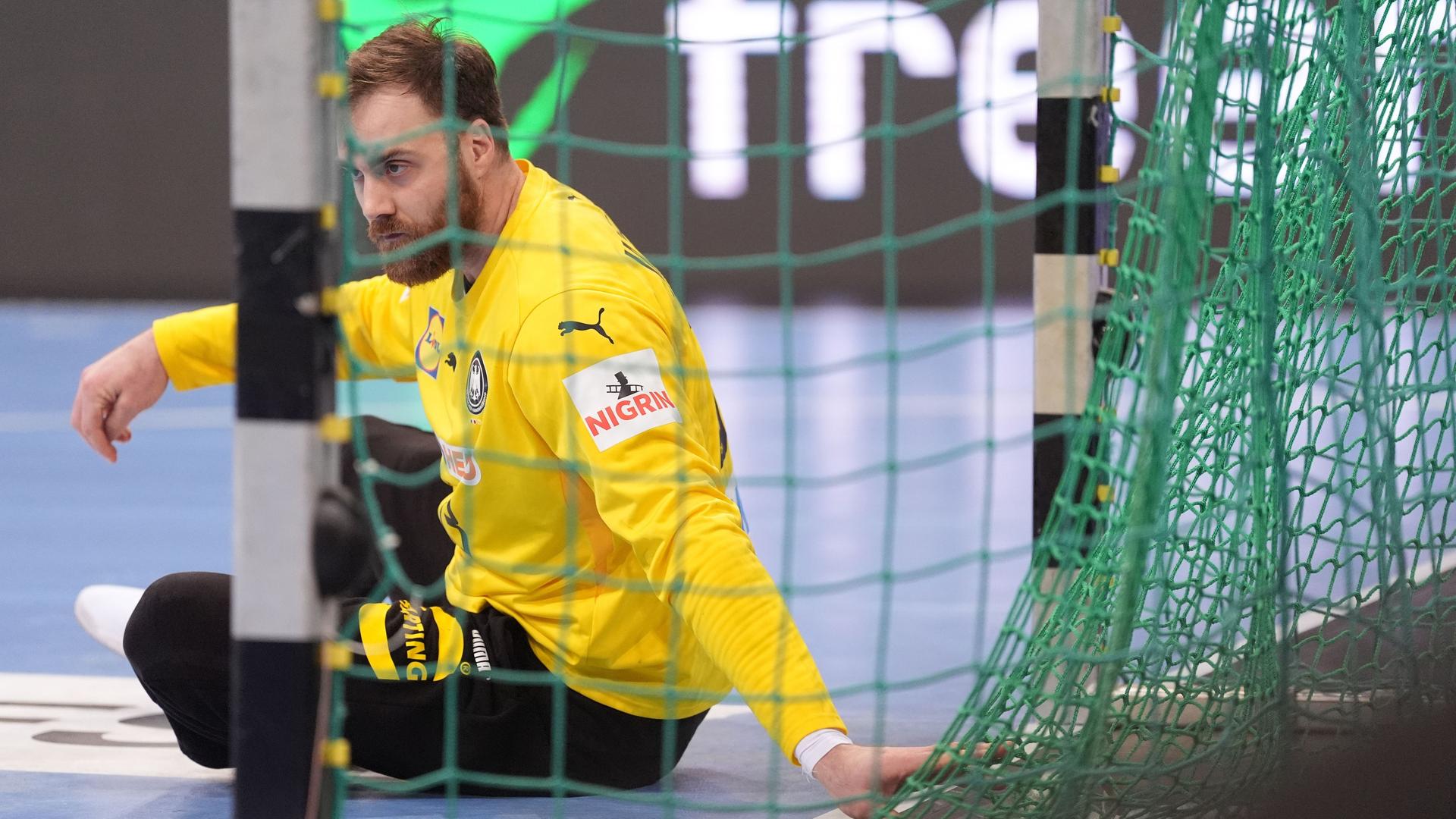 Deutschlands Torwart Andreas Wolff sitzt im Tor auf dem Boden. Deutschlands Torwart Andreas Wolff sitzt im Tor auf dem Boden.