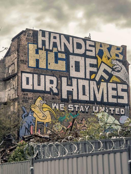 "Hands off our homes" steht auf einem Graffiti über der Wagenburg Köpi in der Köpenicker Straße in Berlin nach der Räumung durch die Polizei am 15.10.2021.