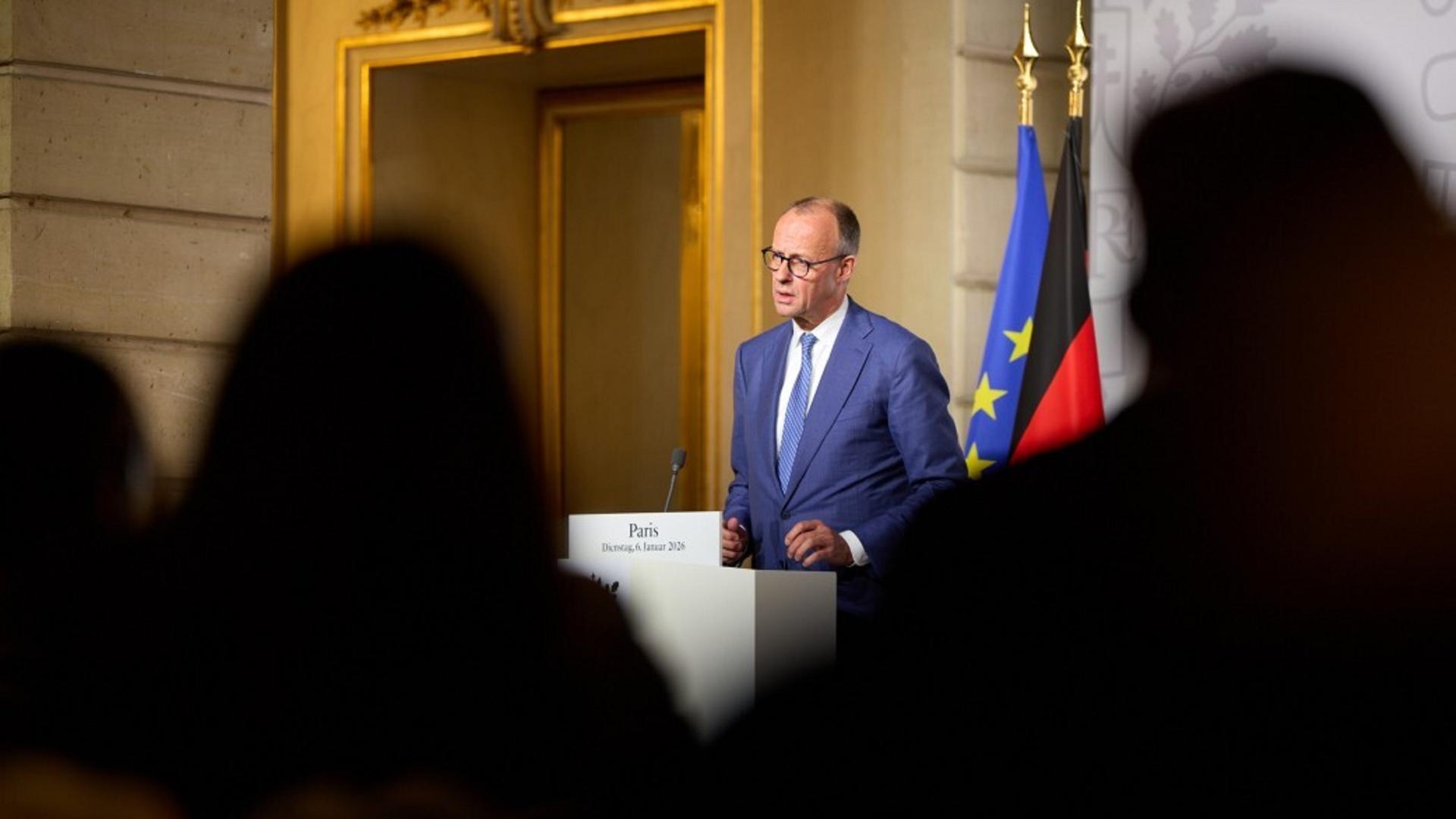 Friedrich Merz steht bei einem Statement in Paris an einem Pult und spricht in ein Mikrofon. Friedrich Merz steht bei einem Statement in Paris an einem Pult und spricht in ein Mikrofon.
