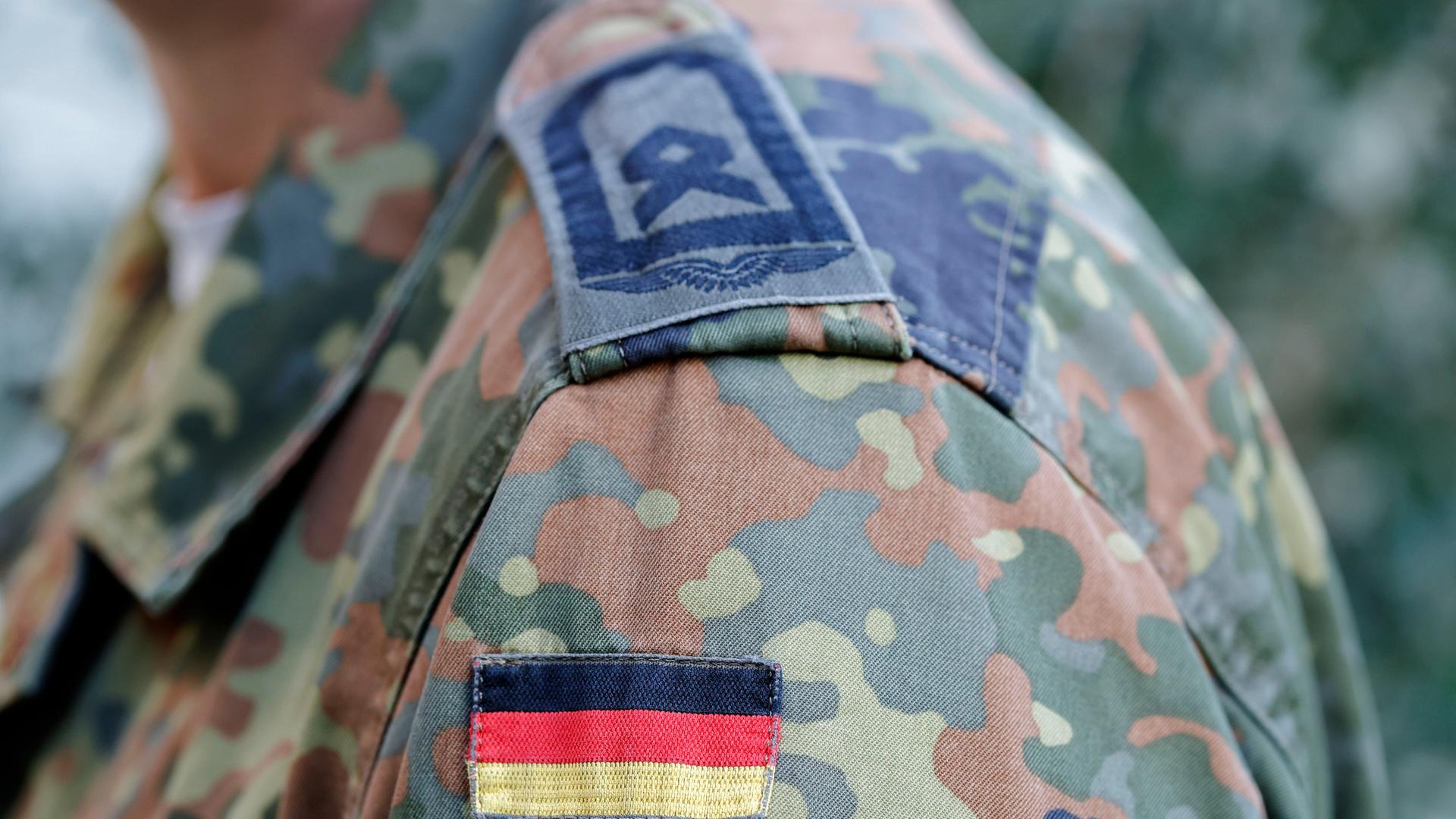 Nahaufnahme der Uniform eines Bundeswehr-Soldaten, aufgenähte Deutschlandflagge ist zu sehen