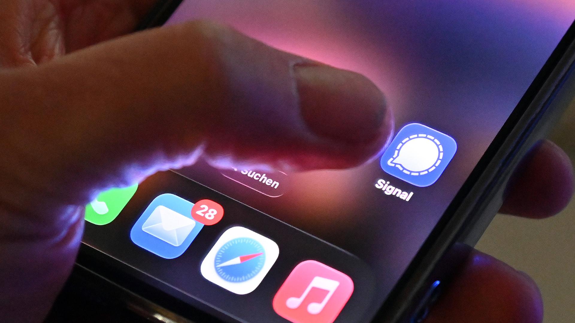 Die Messenger-App Signal wird auf einem Smartphone angezeigt