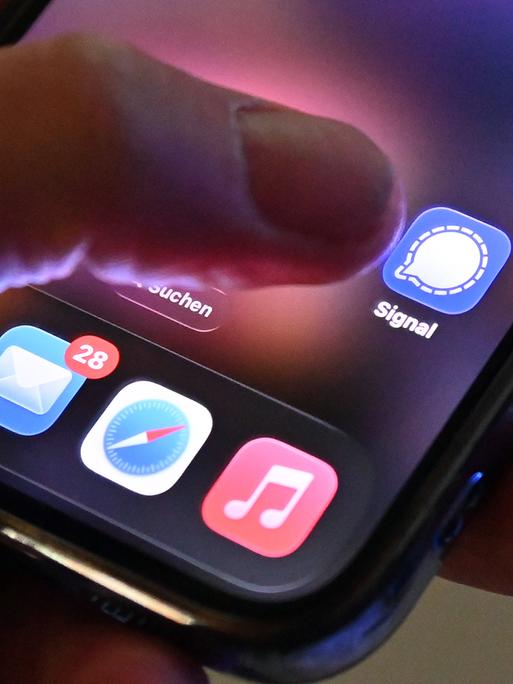 Die Messenger-App Signal wird auf einem Smartphone angezeigt