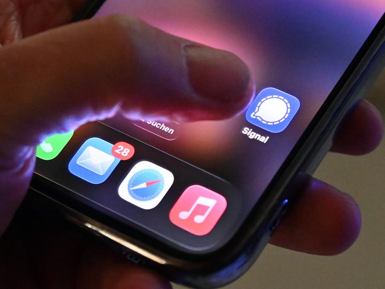 Die Messenger-App Signal wird auf einem Smartphone angezeigt