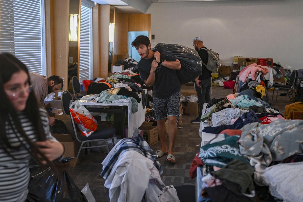 Flüchtlinge aus dem Gazastreifen und Libanon erhalten Kleidung in einem Depot in der Stadt Eilat.