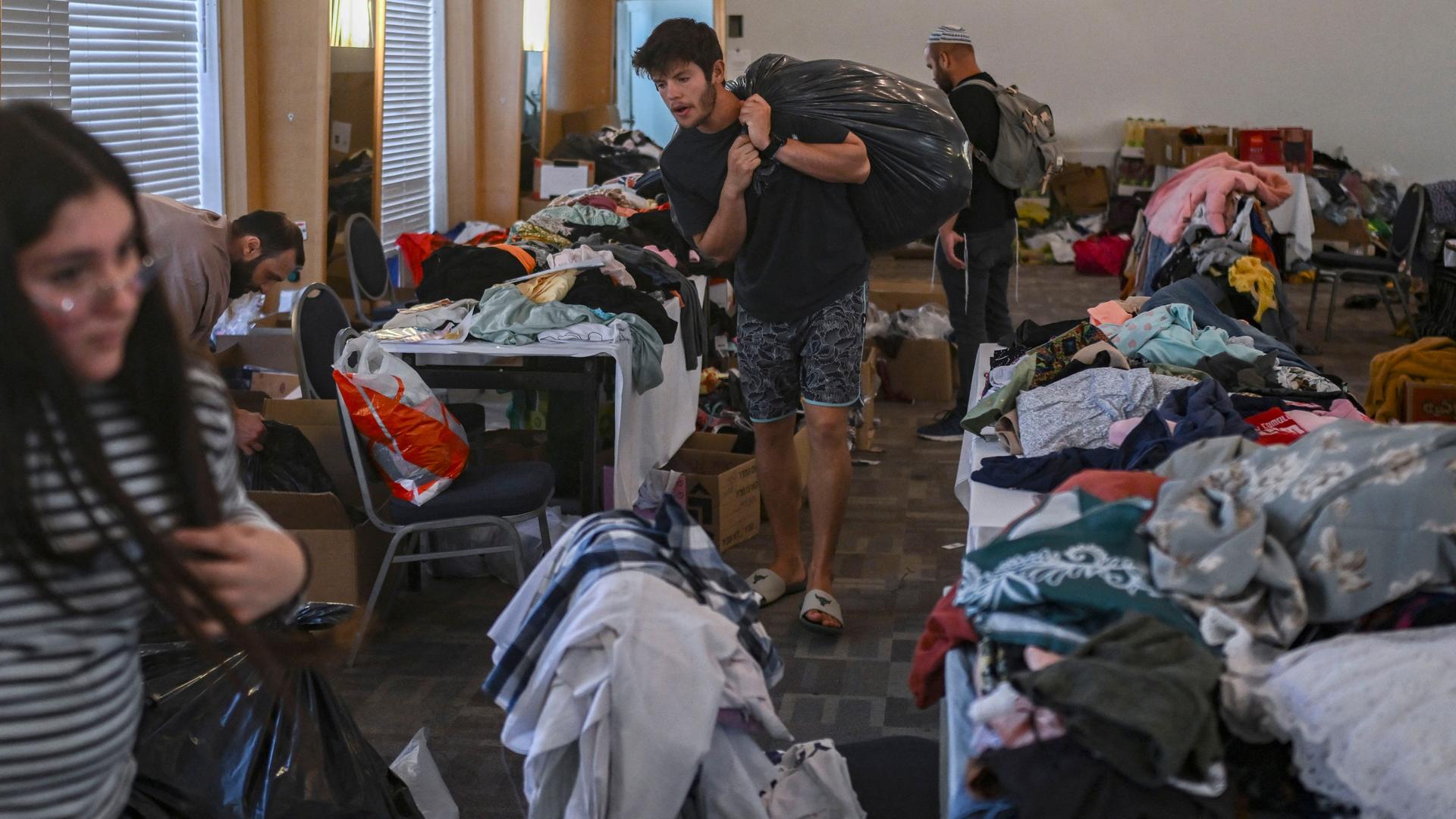Flüchtlinge aus dem Gazastreifen und Libanon erhalten Kleidung in einem Depot in der Stadt Eilat.