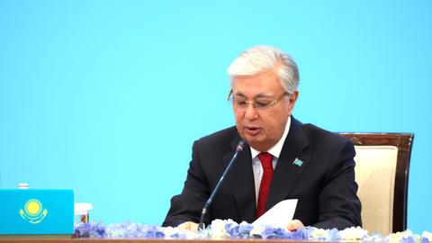 Der kasachische Präsident Kassym-Schomart Tokajew sitzt am Tisch und spricht auf dem Gipfel der Organisation des Vertrags über kollektive Sicherheit (CSTO) in Astana.