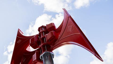 Eine rote Sirene steht an einer Feuerwache 1. 