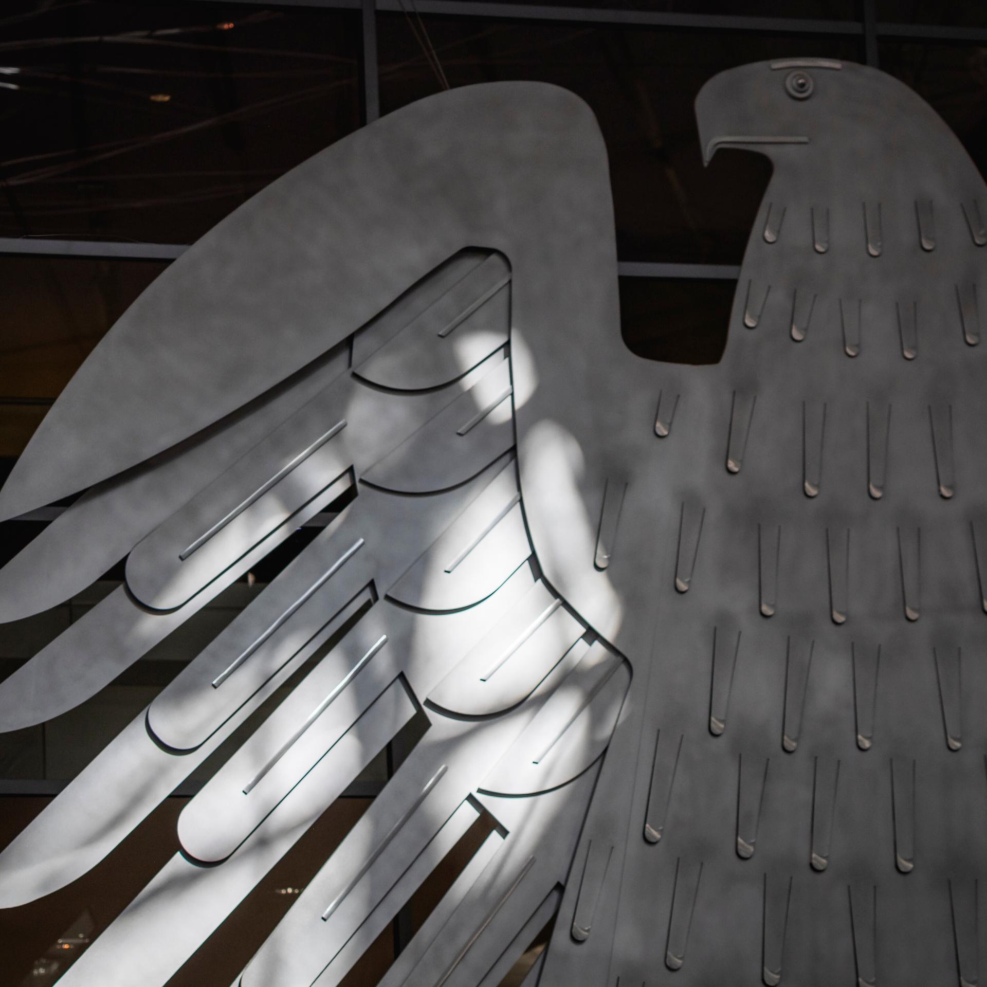 Der Bundesadler im Plenarsaal des Bundestags wird von der Sonne beschienen in Berlin.