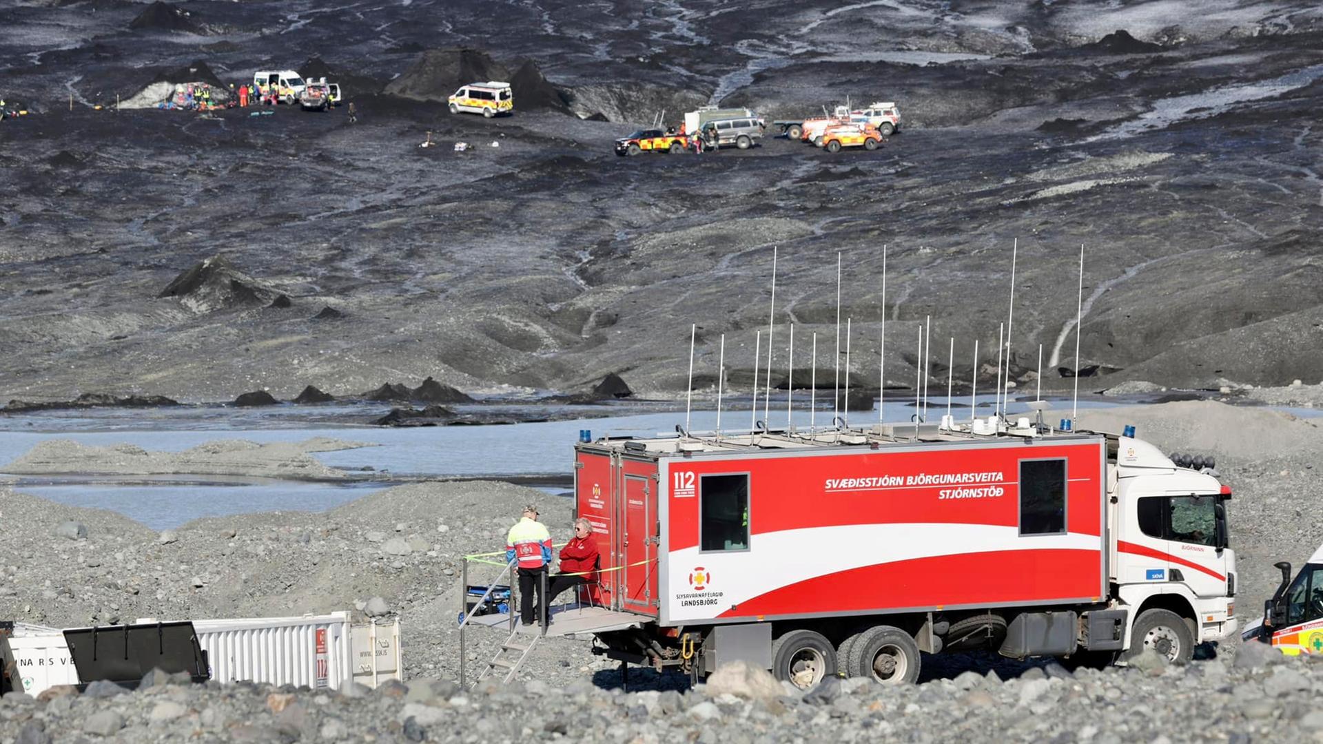 Island: Rettungsteams arbeiten am Einsatzort nach dem teilweisen Einsturz einer Eishöhle am Breidamerkurjökull-Gletscher. 